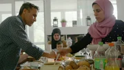 Esra feiert gemeinsam mit ihrer Familie das Ende der Fastenzeit. Nach dem Gebet in der Moschee geht es ab nach Hause.