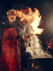 Unter dem pr&uuml;fenden Blick von Juror David Baker (Bild) begeben sich die Kandidaten in dieser Folge in ihre Heimatschmiede, um eine der ber&uuml;chtigtsten Waffen der Geschichte zu machen - das Rapier. Dies ist ein besonders scharfes Schwert, das mit nur einem Sto&szlig; t&ouml;ten kann.