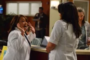Dr. Miranda Bailey (Chandra Wilson, l.) erf&auml;hrt von Callie (Sara Ramirez, r.) eine freudige Nachricht ...