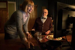 Elfie (Ursela Monn) erkl&auml;rt ihrem Bruder Hintz (Dieter Hallervorden), dass sie online nach einer Haushaltshilfe f&uuml;r ihn gesucht hat, und dass diese Person noch dazu bei ihm einziehen wird.