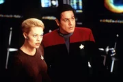 "Seven of Nine" (Jeri Lynn Ryan, l.) beweist Chakotay (Robert Beltran, r.), dass Captain Janeway eine Verschw&ouml;rung mit dem F&uuml;rsorger plant und gar nicht die Absicht hat, die Crew zur Erde zur&uuml;ckzubringen ...