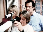 Die Wissenschaftlerin Natalie (Cindy Pickett, li.), Cody (Perry King, Mi.) und Nick (Joe Penny, re.) stellen fest, dass sich in einem Hotelzimmer ein Attent&auml;ter eingenistet hat.