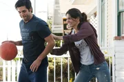 Nicht das gleich einer weint, Bruder und Schwester beim gemeinsamen Basketball spielen: Frankie (Jordan Brides as) und Jane (Agie Harmon) Nicht das gleich einer weint, Bruder und Schwester beim gemeinsamen Basketball spielen: Frankie (Jordan Brides as) und Jane (Agie Harmon)