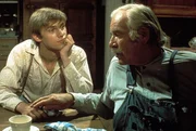 Gro&szlig;vater Samuel (Will Geer, r.) ist seinen Enkelkindern (Richard Thomas, l.) und auch seinem Sohn stets St&uuml;tze und Freund ...