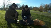Checker Tobi (rechts) und Herausforderer Michael Fuchs entfachen ein Feuer.