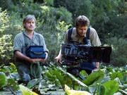 Die March ist mit ihren Auw&auml;ldern, Altgew&auml;ssern und Feuchtwiesen die sch&ouml;nste und artenreichste Flusslandschaft Mitteleuropas. Bedingt durch die spezielle geographische Lage hat sich an der March eine einzigartige Auenwildnis entwickelt und bis heute erhalten: Hier br&uuml;ten die letzten Seeadler &Ouml;sterreichs und das einzige Kaiseradlerpaar, hier jagen Wildkatzen und Steppeniltisse und errichten Kormorane, Nachtreiher und Lachm&ouml;wen gro&szlig;e Brutkolonien. Im Fluss leben Welse mit bis zu zwei Meter L&auml;nge, und auf den &uuml;berschwemmten Wiesen laichen Wildkarpfen und Hechte in gro&szlig;er Zahl. Die Marchauen verbinden aber auch - wie ein Gr&uuml;nes Band - die Alpen mit den Karpaten. Regelm&auml;&szlig;ig wandern entlang dieses Korridors Elche, B&auml;ren, Rothirsche, Wildschweine oder Luchse. Dieser Film zeigt diese einmalige Landschaft in ihrer Vielfalt und Sch&ouml;nheit. Im Bild (v.li.): Franz Hafner (Regie), Dietrich Heller (Kamera).