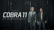 "Alarm f&uuml;r Cobra 11 - Die Autobahnpolizei"-Logo, 2024 mit Vicky Reisinger (Pia Stutzenstein) und Semir Gerkhan (Erdogan Atalay)