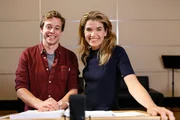 Checker Tobi mit Comedian und Schauspielerin Anke Engelke in einem Synchronstudio in Berlin.