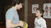 Stefan (Hendrik Duryn, l.) und Jan (Markus Roland) kommen sich beim Box-Training n&auml;her.