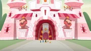 vorne, v.li.: Lola Bunny, Bugs Bunny, Daffy Duck, Porky Pig, Tweety