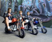 Mein cooler Onkel Charlie "Alan ist anders". Im Bild (v.li.): Charlie Sheen (Charlie Harper), Angus T. Jones (Jake Harper), Jon Cryer (Alan Harper). Alan trifft sich heimlich mit Bertas Tochter Naomi.