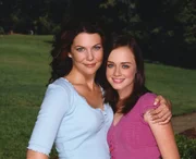(4. Staffel) - Aufregende Zeiten warten auf Lorelai (Lauren Graham, l.) und Rory (Alexis Bledel, r.) ...