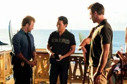 Bei den berühmten Coral Prince Surfmeisterschaften wird der Chef von Coral Prince, Ian Adams, auf dem Board stehend erschossen. Steve (Alex O'Loughlin, r.), Danny (Scott Caan, l.) und Chin (Daniel Dae Kim, M.) beginnen mit den Ermittlungen ... Bei den berühmten Coral Prince Surfmeisterschaften wird der Chef von Coral Prince, Ian Adams, auf dem Board stehend erschossen. Steve (Alex O'Loughlin, r.), Danny (Scott Caan, l.) und Chin (Daniel Dae Kim, M.) beginnen mit den Ermittlungen ...