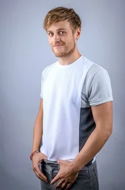 Stefan Hartmann (Maximilian Richter). Stefan Hartmann (Maximilian Richter).