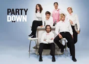 (1. Staffel) (im Uhrzeigersinn) Casey Klein (Lizzy Caplan); Henry Pollard (Adam Scott); Ron Donald (Ken Marino); Constance Carmell (Jane Lynch); Kyle Bradway (Ryan Hansen); Roman DeBeers (Martin Starr)