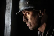 REENACTMENT - Ein deutscher Soldat entdeckt von seinem Beobachtungsposten aus angreifende US-Soldaten. Gespielt von: Kaden Connors.