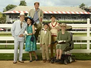 (4. Staffel) - Eine Familie der besonderen Art: Louis (Randall Park, l.), Jessica (Constance Wu, 2.v.rl.), Eddie (Hudson Yang, 3.v.l.), Evan (Ian Chen, 3.v.l.), Emery (Forrest Wheeler, 2.v.r.) und Grandma Huang (Lucille Soong, r.) ... (4. Staffel) - Eine Familie der besonderen Art: Louis (Randall Park, l.), Jessica (Constance Wu, 2.v.rl.), Eddie (Hudson Yang, 3.v.l.), Evan (Ian Chen, 3.v.l.), Emery (Forrest Wheeler, 2.v.r.) und Grandma Huang (Lucille Soong, r.) ...