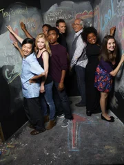 (2. Staffel) - Eine ganz spezielle Lerngruppe: Jeff  (Joel McHale, 4.v.r.), Britta (Gillian Jacobs, 2.v.l.), Pierce (Chevy Chase, 3.v.r.), Shirley (Yvette Nicole Brown, 2.v.r.), Abed (Danny Pudi, 3.v.l.), Troy (Donald Glover, 4.v.l.), Annie (Alison Brie, r.) und Senor Chang (Ken Jeong, l.) ...
