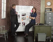 (2. Staffel) - Der erfolgsverw&ouml;hnte Krimiautor Richard Castle (Nathan Fillion, l.) packt die Chance, als sich f&uuml;r ihn eine T&uuml;r in die reale Welt der Verbrechensaufkl&auml;rung &ouml;ffnet. Sehr zum Leidwesen der attraktiven Polizeidetektivin Kate Beckett (Stana Katic, r.) ...