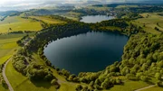 Die Maar-Seen in der Eifel sind Krater ehemaliger Vulkane und zeugen von einer explosiven Vergangenheit. Heute sind sie das Markenzeichen der Vulkaneifel und werden auch als "Die Augen der Eifel" bezeichnet. Die Maar-Seen in der Eifel sind Krater ehemaliger Vulkane und zeugen von einer explosiven Vergangenheit. Heute sind sie das Markenzeichen der Vulkaneifel und werden auch als "Die Augen der Eifel" bezeichnet.