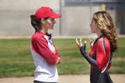 Jane (Angie Harmon, l.) und Maura (Sasha Alexander) philosophieren &uuml;ber Baseball.