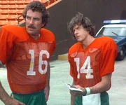 Magnum (Tom Selleck) wird von seinem alten Freund, dem Profi-Quarterback Dorsey (David Wilson), als Leibw&auml;chter engagiert.