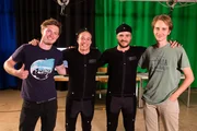 Checker Tobi (2. von links) mit Student Thomas Sali und seinen Kommilitonen Kai und Julian am Animationsinstitut der Filmakademie Baden-W&uuml;rttemberg im Motion Capturing Studio.