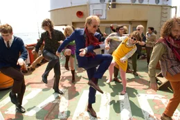 Die Crew von &bdquo;Radio Rock&ldquo;, bestehend u.a. aus (v.l.n.r.) &bdquo;Nachrichten&ldquo; John (Will Adamsdale), &bdquo;Midnight&ldquo; Mark (Tom Wisdom), Margaret (Olivia Llewellyn), Quentin (Bill Nighy), &bdquo;Dr.&ldquo; Dave (Nick Frost), Felicity (Katherine Parkinson) und Bob (Ralph Brown), tanzt auf dem Deck ihres Schiffes.