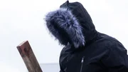 Mann im Freien im Winter Mann im Freien im Winter