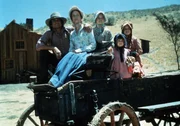 (v.l.n.r.) Charles Ingalls (Michael Landon); Caroline Ingalls (Karen Grassle); Mary Ingalls (Melissa Sue Anderson); Carrie Ingalls (Lindsay Sidney Greenbush); Laura Ingalls (Melissa Gilbert)