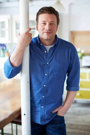 (2. Staffel) - Der britische Starkoch Jamie Oliver zeigt in seiner neuen Show "Cook clever mit Jamie", wie man auch mit einem kleinen Budget kulinarische Highlights zaubern kann, die satt machen - und gl&uuml;cklich!
