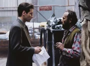 Mulder (David Duchovny, l.) sucht in Atlantic City &uuml;berall nach Hinweisen auf den so genannten Jersey-Teufel. Aber kann der Obdachlose Jack (Hrothgar Matthews, r.) ihm wirklich weiterhelfen?