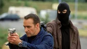 Semir (Erdogan Atalay, li.) und seine Frau geraten in einen &Uuml;berfall auf eine Tankstelle. Als Semir versucht, einen der T&auml;ter zu stellen, steht der andere T&auml;ter (Ronald Zillinger) bereits hinter ihm...