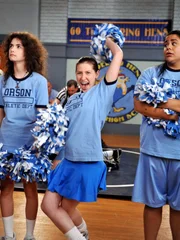 W&auml;hrend Sue (Eden Sher, M.) als Neujahrsvorsatz mit Ashley (Katlin Mastandrea, l.) und Becky (Jessica Marie Garcia) ein Cheerleading-Team f&uuml;r Wrestler zusammenstellen will, muss Frankie mehr Zeit mit Brick verbringen ...