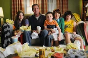 Eine ganz besondere Familie: Mike (Neil Flynn, 2.v.l.), Sue (Eden Sher, l.), Axl (Charlie McDermott, r.), Brick (Atticus Shaffer, M.) und Frankie Heck (Patricia Heaton, 2.v.r.) ...