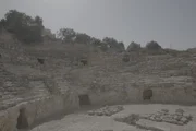 Das Bild zeigt ein Amphitheater in der antiken Stadt Beit Ras in Jordanien.