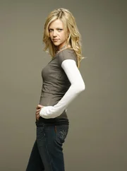 (3. Staffel) - Arbeitet als Kellnerin im Paddy's: Dennis' Zwillingsschwester Dee (Kaitlin Olson).