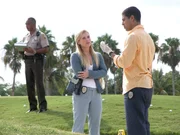 K&ouml;nnen Eric Delko (Adam Rodriguez, r.) und Calleigh Duquesne (Emily Procter, M.) den M&ouml;rder von Daniel Kleiner, dessen Leiche auf einem Golfplatz gefunden wurde, finden?
