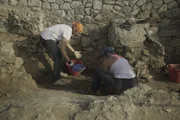 Die Arch&auml;ologen Isabel Martinez und Sofia Sepiacci arbeiten an Ausgrabungen im r&ouml;mischen Tempel des Jupiter Anxur.