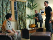 Der neue Fall von Steve (Alex O'Loughlin, r.) und Danny (Scott Caan, M.) erweist sich als kompliziert, weil General Pak (Ric Young, l.), der das Ziel eines Anschlags ist, ein r&uuml;cksichtloser, verhasster Diktator ist, der viele Feinde hat ...