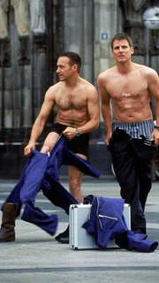 Semir (Erdogan Atalay, li.) und Tom (Rene Steinke) m&uuml;ssen sich auf Anweisung des Gangsters Beyer entkleiden und angebrachte Peilsender entfernen.