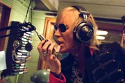 DJ Gavin (Rhys Ifans) l&auml;sst es krachen und &auml;rgert so die Regierung ...