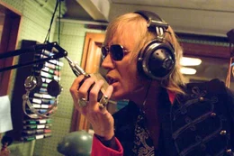 DJ Gavin (Rhys Ifans) l&auml;sst es krachen und &auml;rgert so die Regierung ...