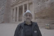 Der jordanische Arch&auml;ologe Jehad Haron posiert f&uuml;r ein Portr&auml;t in der antiken Stadt Petra in Jordanien.