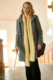 Die blinde Anw&auml;ltin Romy Heiland (Christina Athenst&auml;dt) auf dem Weg zur Gerichtsverhandlung.