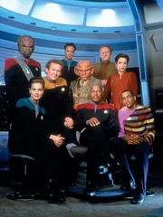 v.l.n.r.: Lt. Commander Worf (Michael Dorn), Chief O'Brien (Colm Meaney), Doktor Julian Subatoi Bashir (Alexander Siddig), Quark (Armin Shimerman), Odo (Rene Auberjonois), Major Kira (Nana Visitor), Lt. Commander Jadzia Dax (Terry Farrell), Captain Sisko (Avery Brooks), Jake Sisko (Cirroc Lofton).