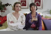 F&uuml;r Yvonne (Anja Franke, r.) und Lisa (Heike Hanold-Lynch, l.) bedeutete der Strickjob eine neue Chance im Leben. Ist jetzt alles wieder aus?