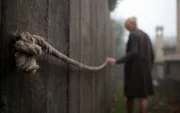 Die blinde Sara hatte in ihrem Garten Seile benutzt, um den Weg zu finden.