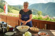 Veronika Stampfer z&uuml;chtet Schweine und kreiert ihren eigenen Bauernspeck. Mit diesem kocht sie das beliebte Alltagsgericht der S&uuml;dtiroler Bauern: Kn&ouml;del.