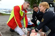 Dr. Martin Dillinger (Manou Lubowski, l.) hat keinen Erfolg mit der Wiederbelebung. Der Kleinkriminelle Kevin Krause (Joscha Eißen, v.M.) ist tot. Jakob Frings (Max König, 2.v.r.) und Nele Fehrenbach (Floriane Daniel, r.) sind entsetzt: Denn Nele musste beim Zugriff Gebrauch von der Schußwaffe machen. Dr. Martin Dillinger (Manou Lubowski, l.) hat keinen Erfolg mit der Wiederbelebung. Der Kleinkriminelle Kevin Krause (Joscha Eißen, v.M.) ist tot. Jakob Frings (Max König, 2.v.r.) und Nele Fehrenbach (Floriane Daniel, r.) sind entsetzt: Denn Nele musste beim Zugriff Gebrauch von der Schußwaffe machen.